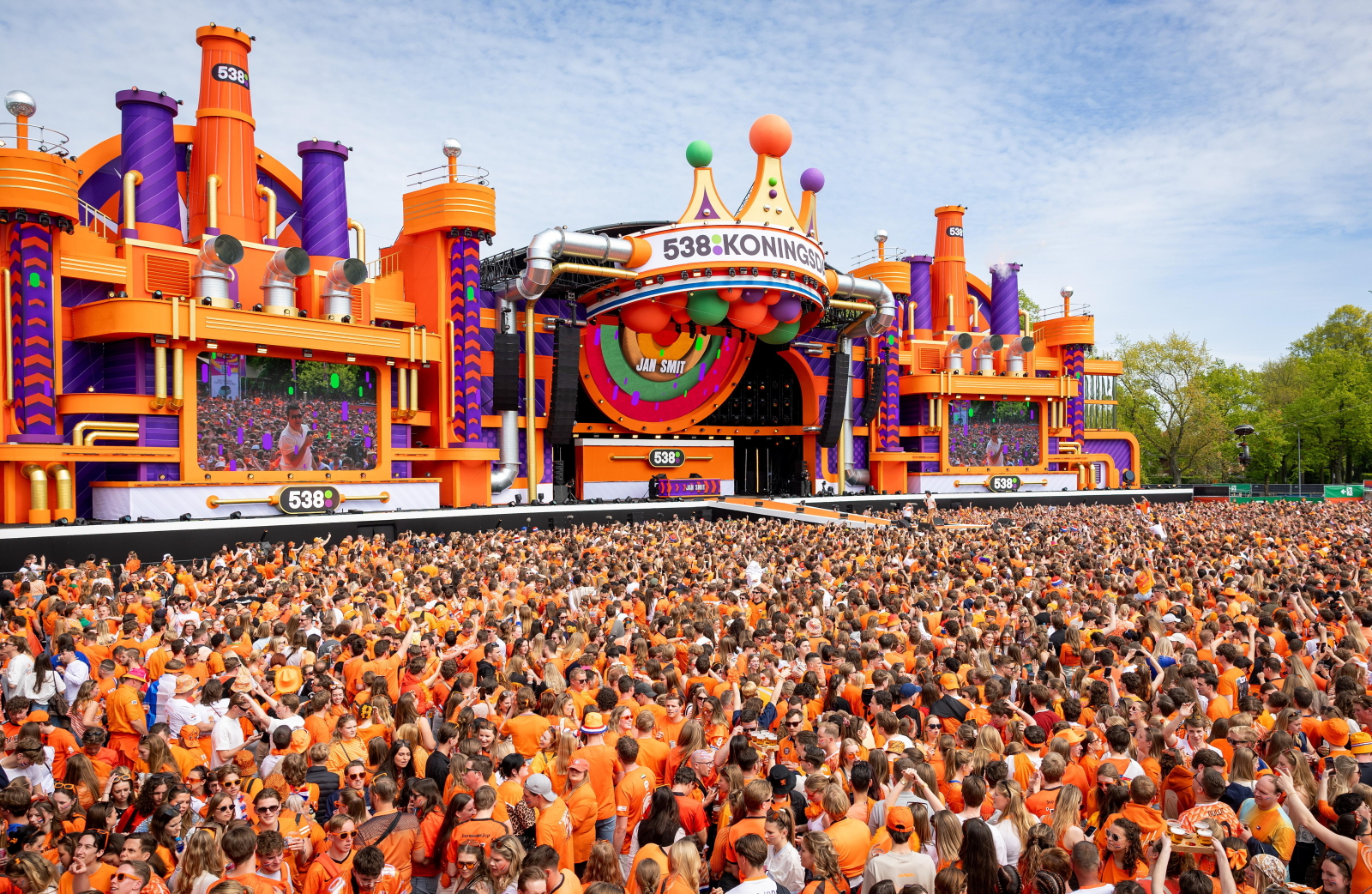 Holandia świętowała Dzień Króla – kraj wypełnił pomarańczowy festyn [+GALERIA]