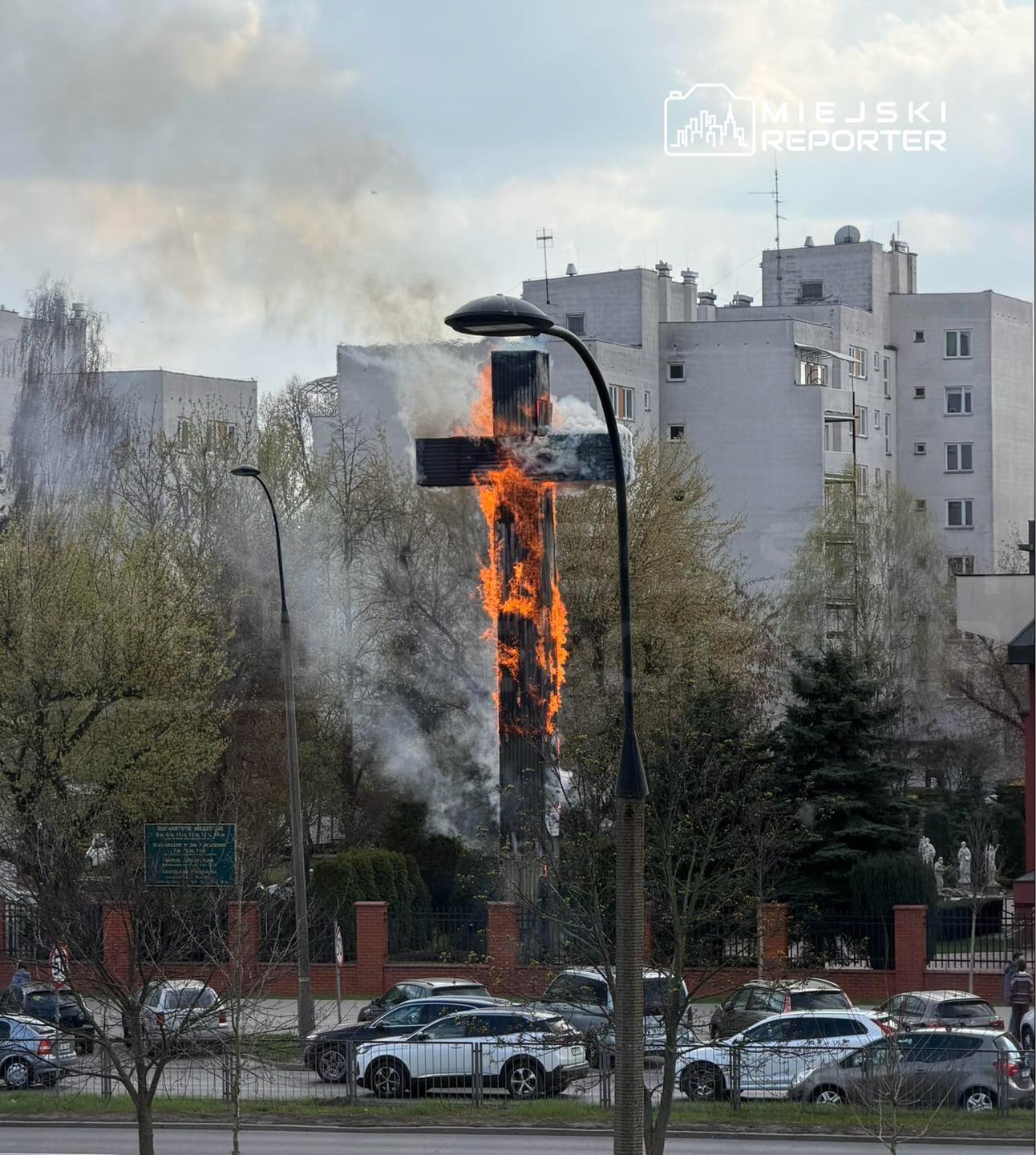 Pożar krzyża na warszawskim Mokotowie