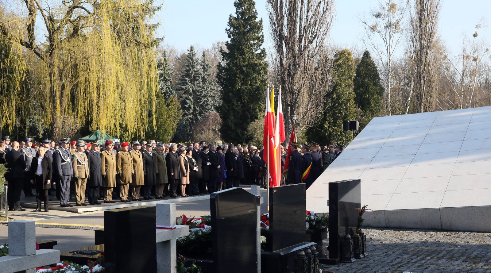 16. rocznica katastrofy smoleńskiej. W Warszawie uroczystości na Powązkach i Marsz Pamięci