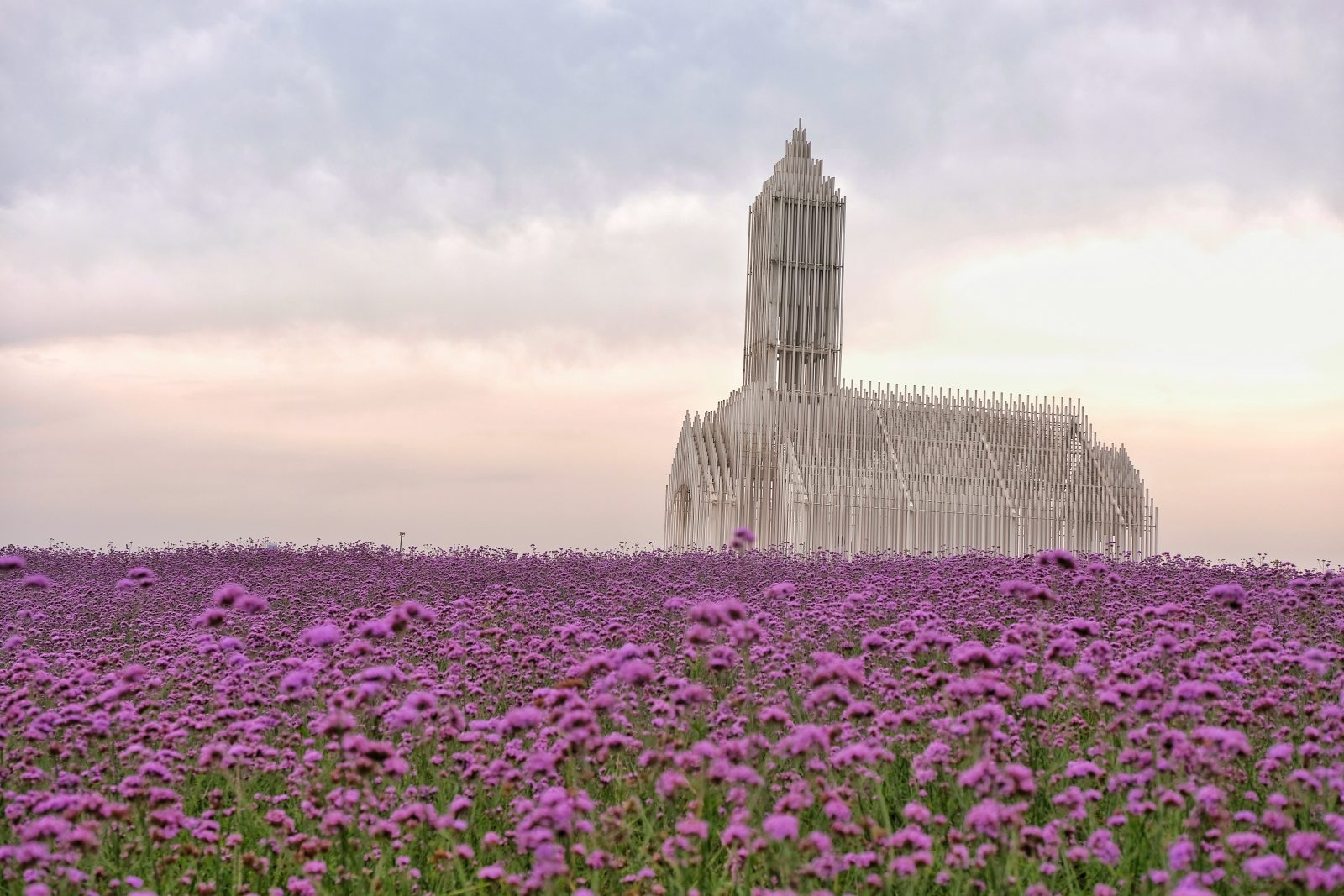 „Kościół bez cienia” – niezwykła konstrukcja, która gra światłem