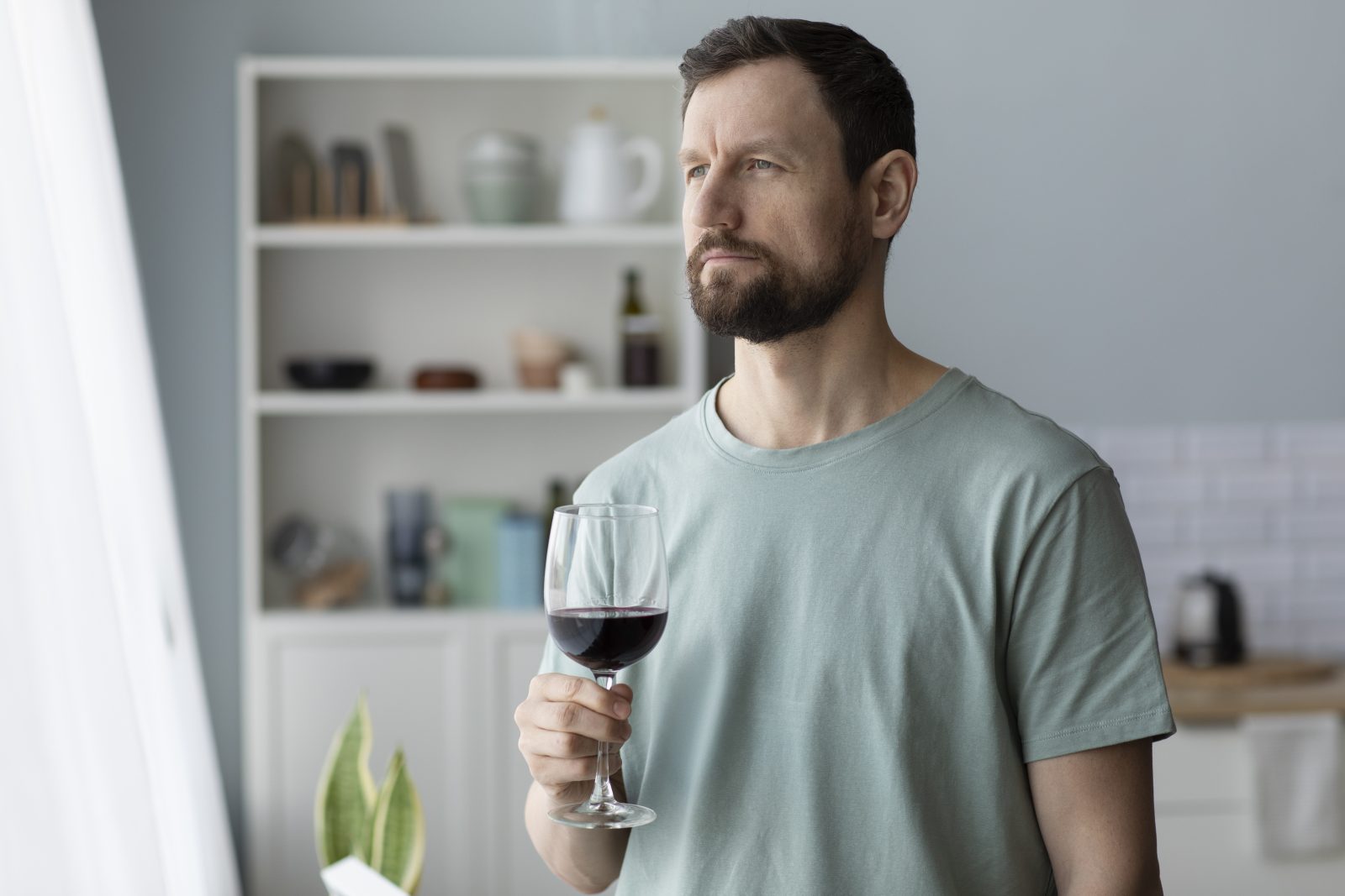 Ksiądz z chorobą alkoholową może sprawować Eucharystię na moszczu winnym bez alkoholu [ROZMOWA]