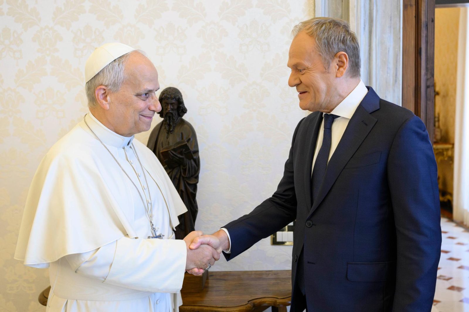 Premier Donald Tusk spotkał się z Leonem XIV i zaprosił go do Polski [+GALERIA]