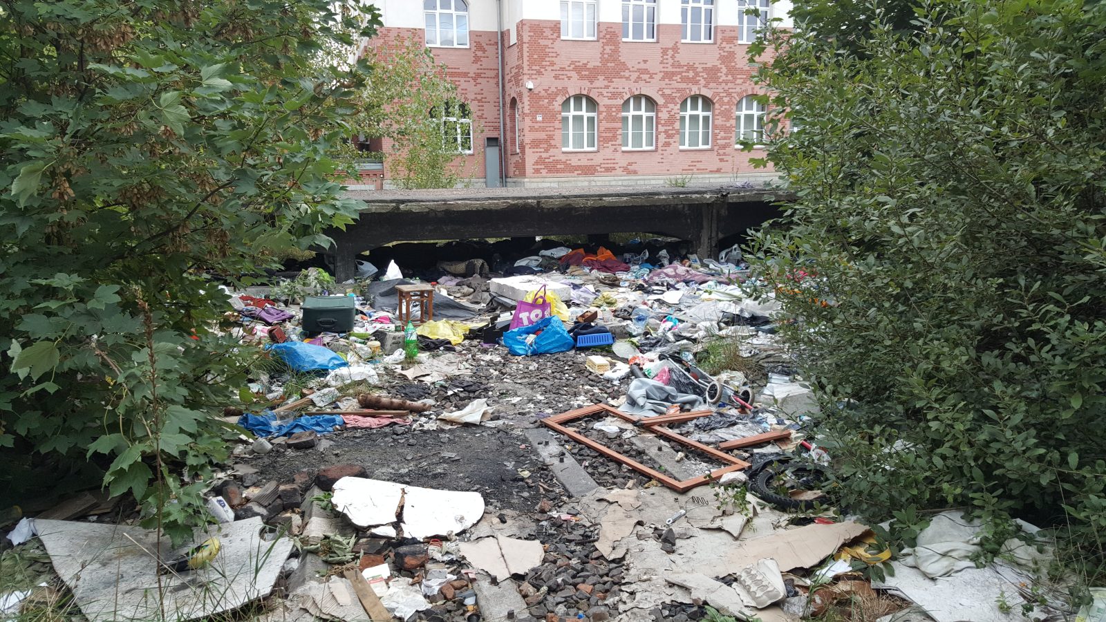„Chodź, pogapisz się na Jezusa”. We Wrocławiu wspólnota Za Burtą ewangelizuje bezdomnych [ROZMOWA]