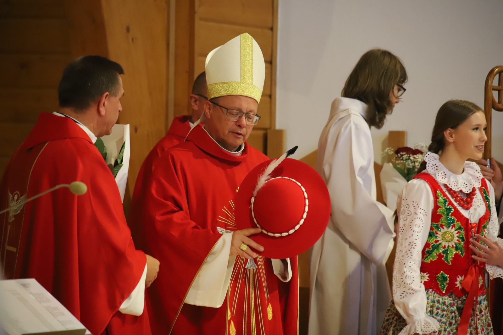 „Saturno Góralicum” – Kardynał Ryś dostał wyjątkowy kapelusz od młodzieży