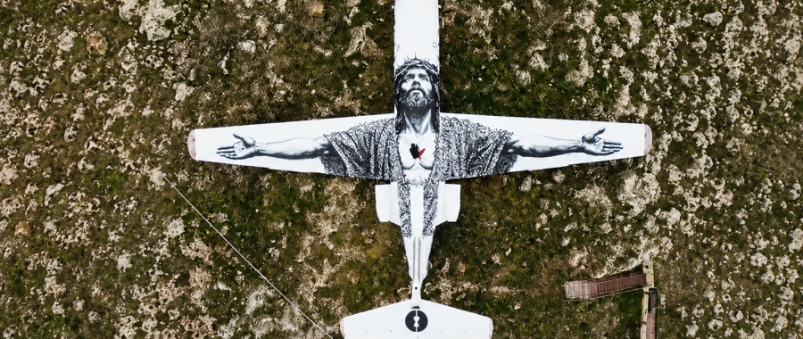 Szwajcarski artysta maluje Jezusa na skrzydłach samolotu [+WIDEO]