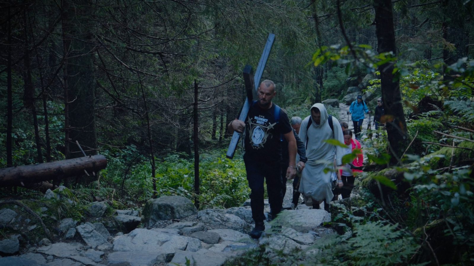 Młodzi mężczyźni wracają do wiary? Film „Posłani” pokazuje nowe zjawisko