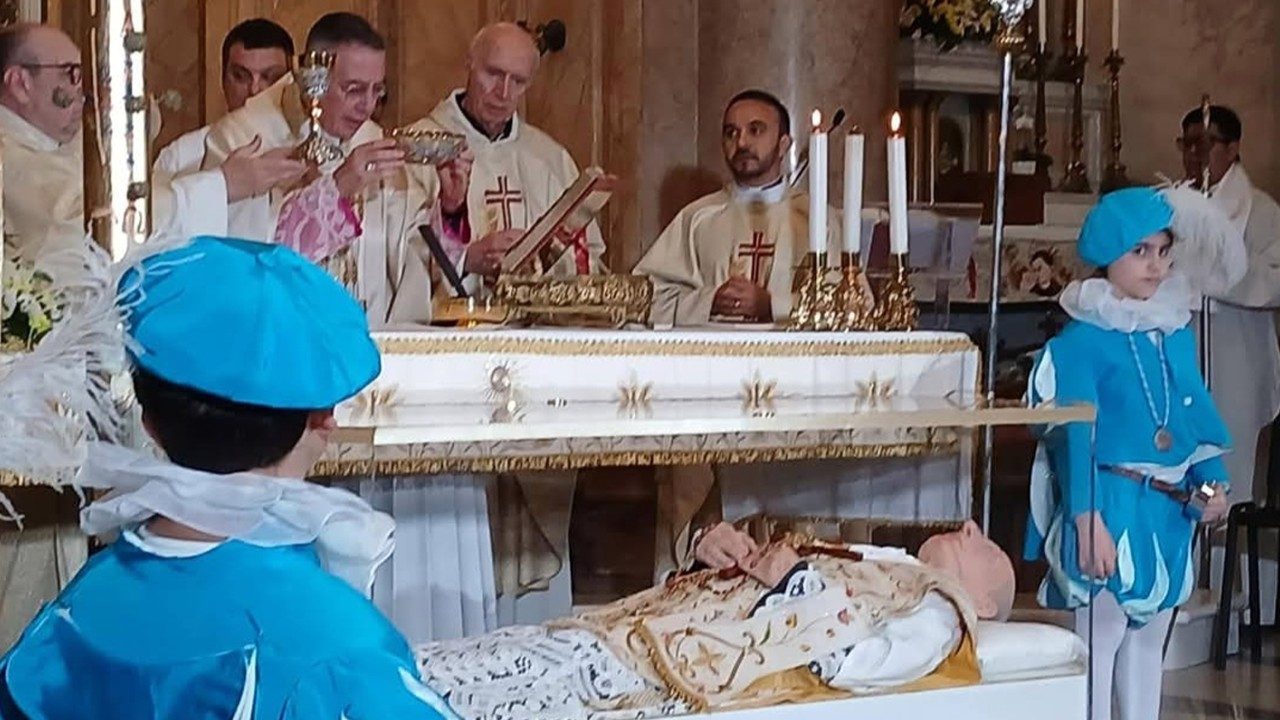 Mesyna: szczątki św. Hannibala Marii Di Francia wystawione na widok publiczny