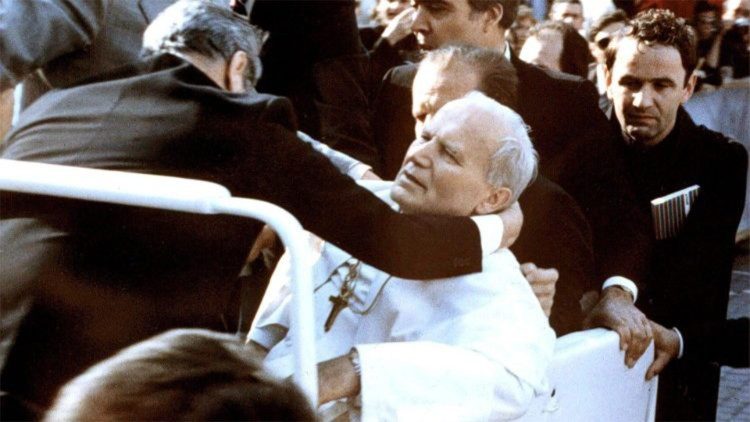 Watykan: złożenie kwiatów w miejscu zamachu na Jana Pawła II
