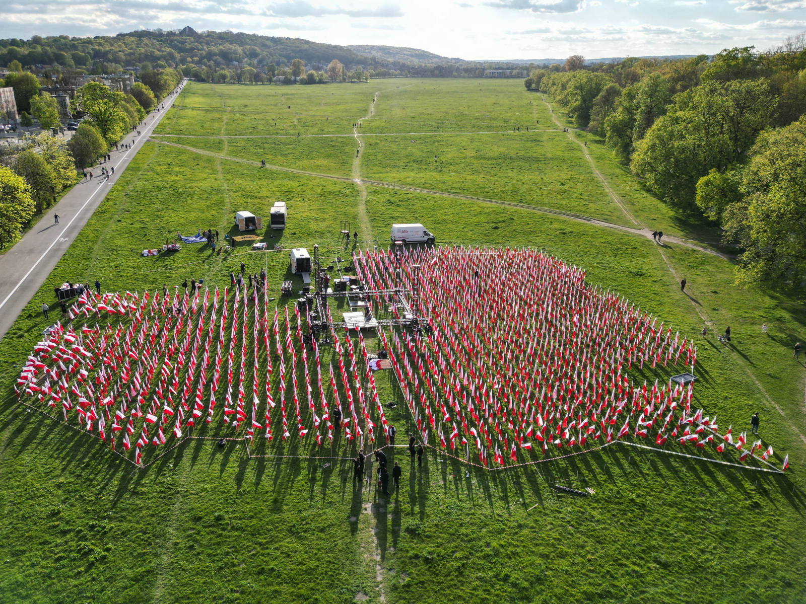 Pochód ze stumetrową flagą Polski przeszedł Traktem Królewskim na Wawel