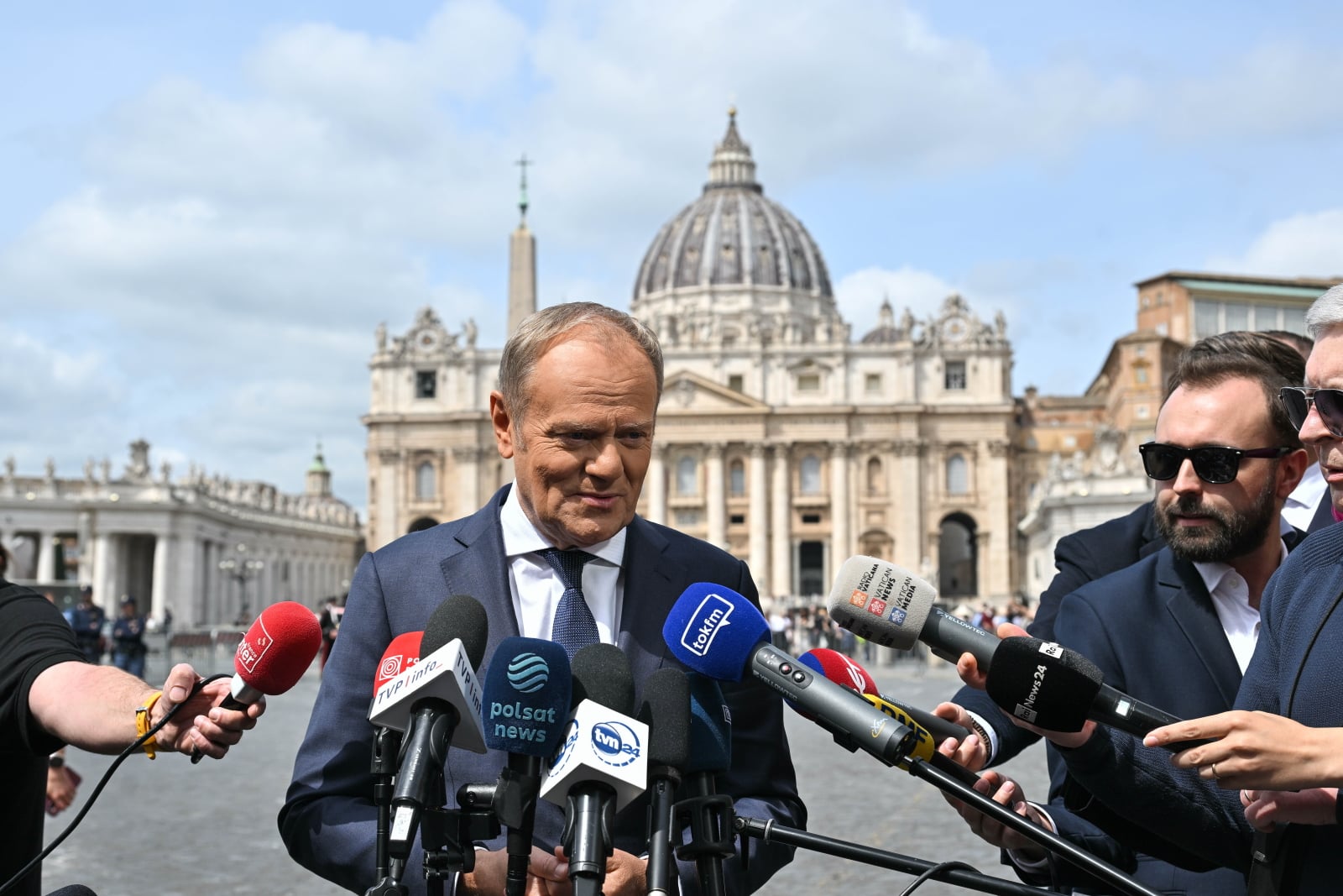 Watykan: premier Donald Tusk złożył kwiaty przy grobie św. Jana Pawła II [WIDEO]