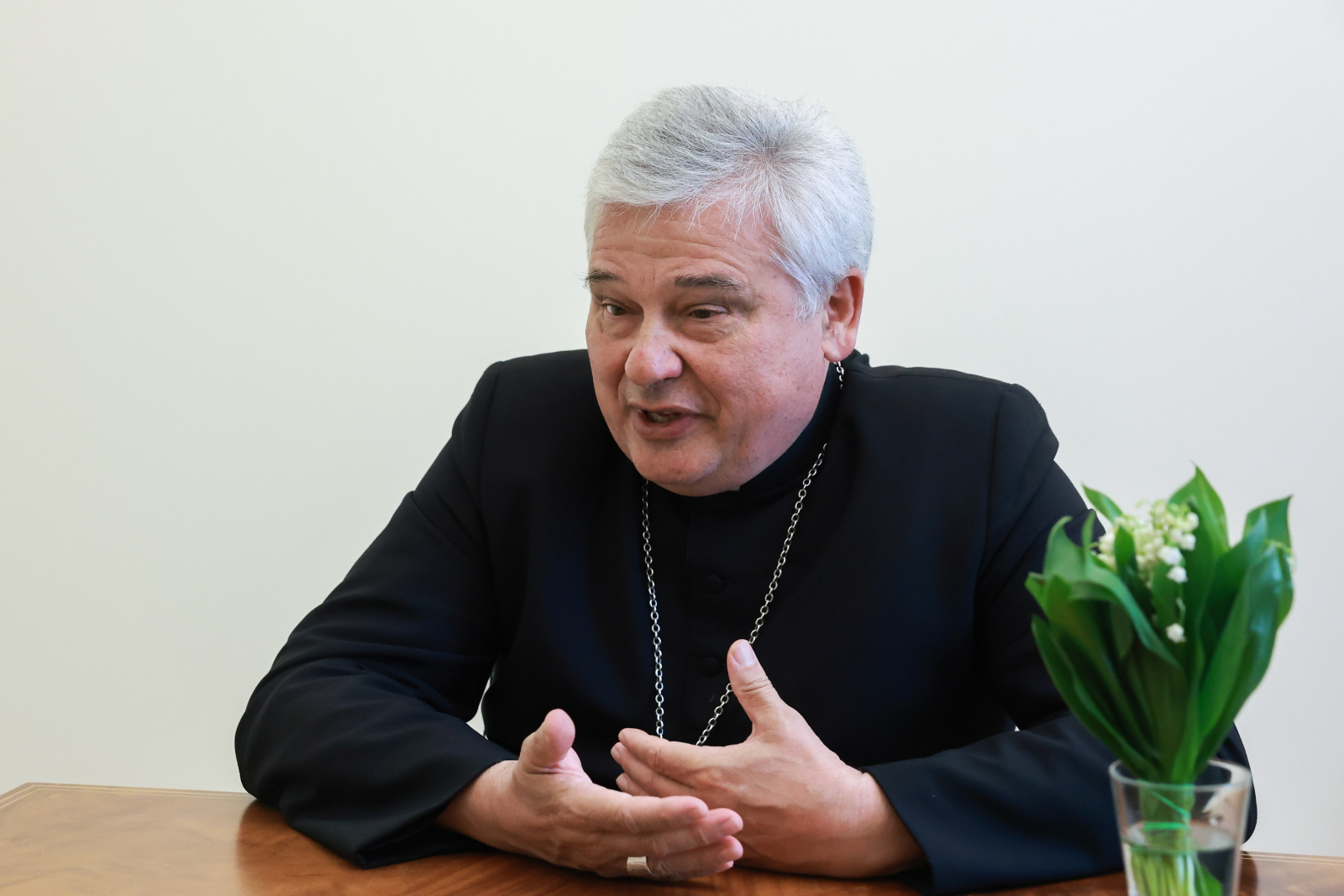 Kard. Konrad Krajewski: istotą adoracji jest nie widzieć siebie, ale widzieć Boga