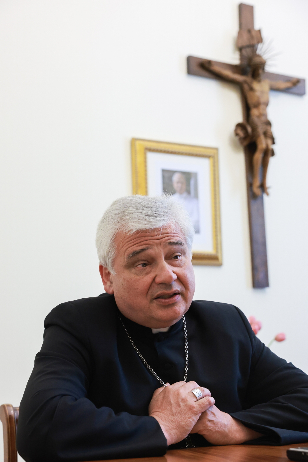 Kard. Krajewski: różaniec to koło ratunkowe