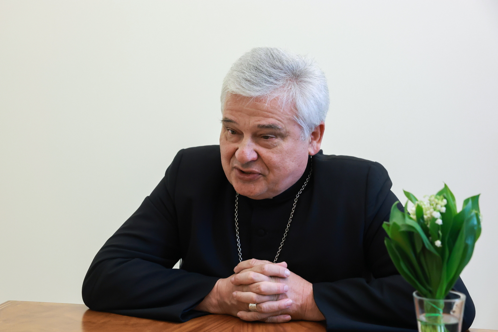Kard. Konrad Krajewski o wojnie, migracji i spotkaniach ze skrzywdzonymi [ROZMOWA]