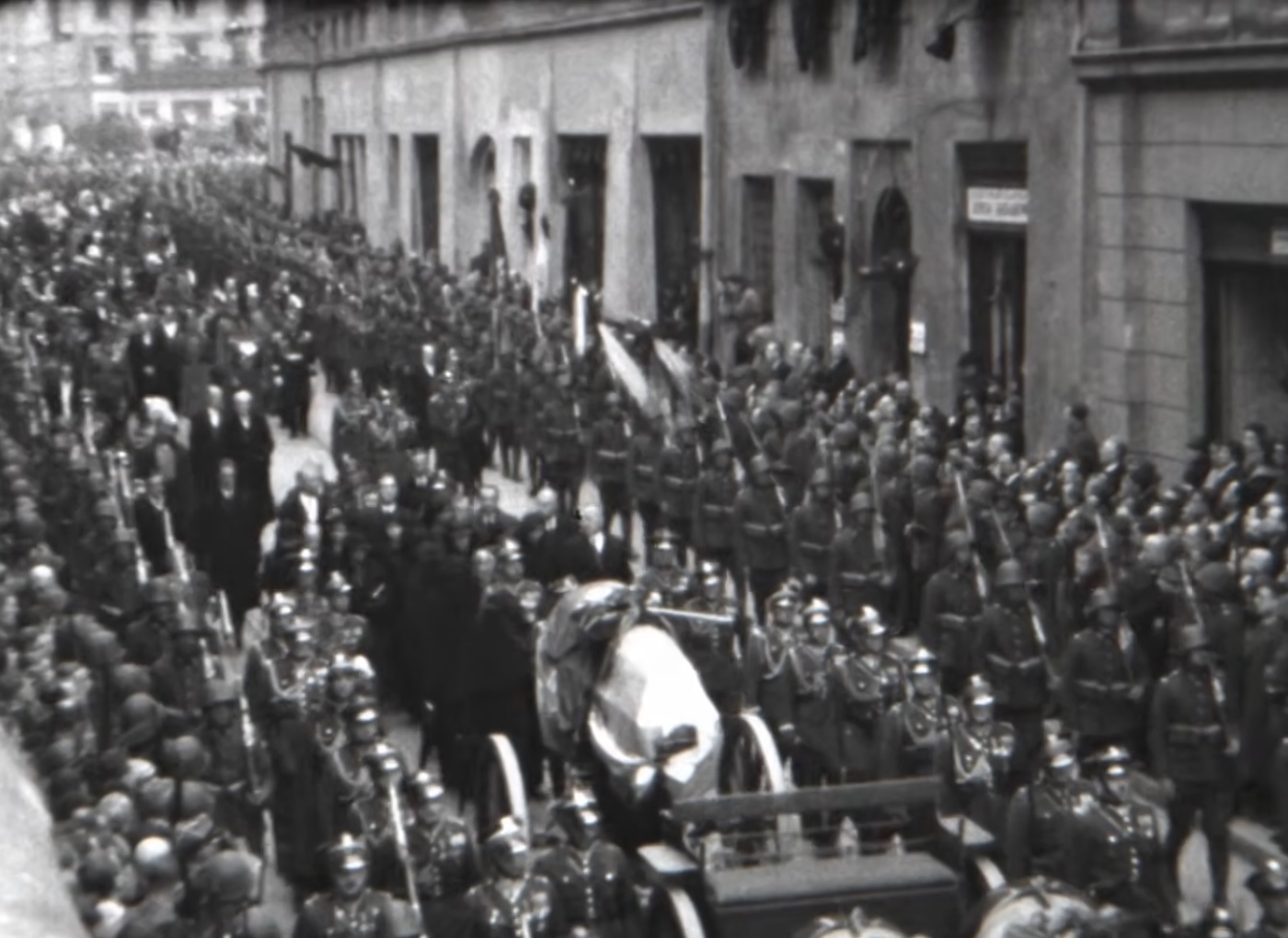 Nieznany film z pogrzebu Marszałka Józefa Piłsudskiego odnaleziony po 91 latach [+WIDEO]