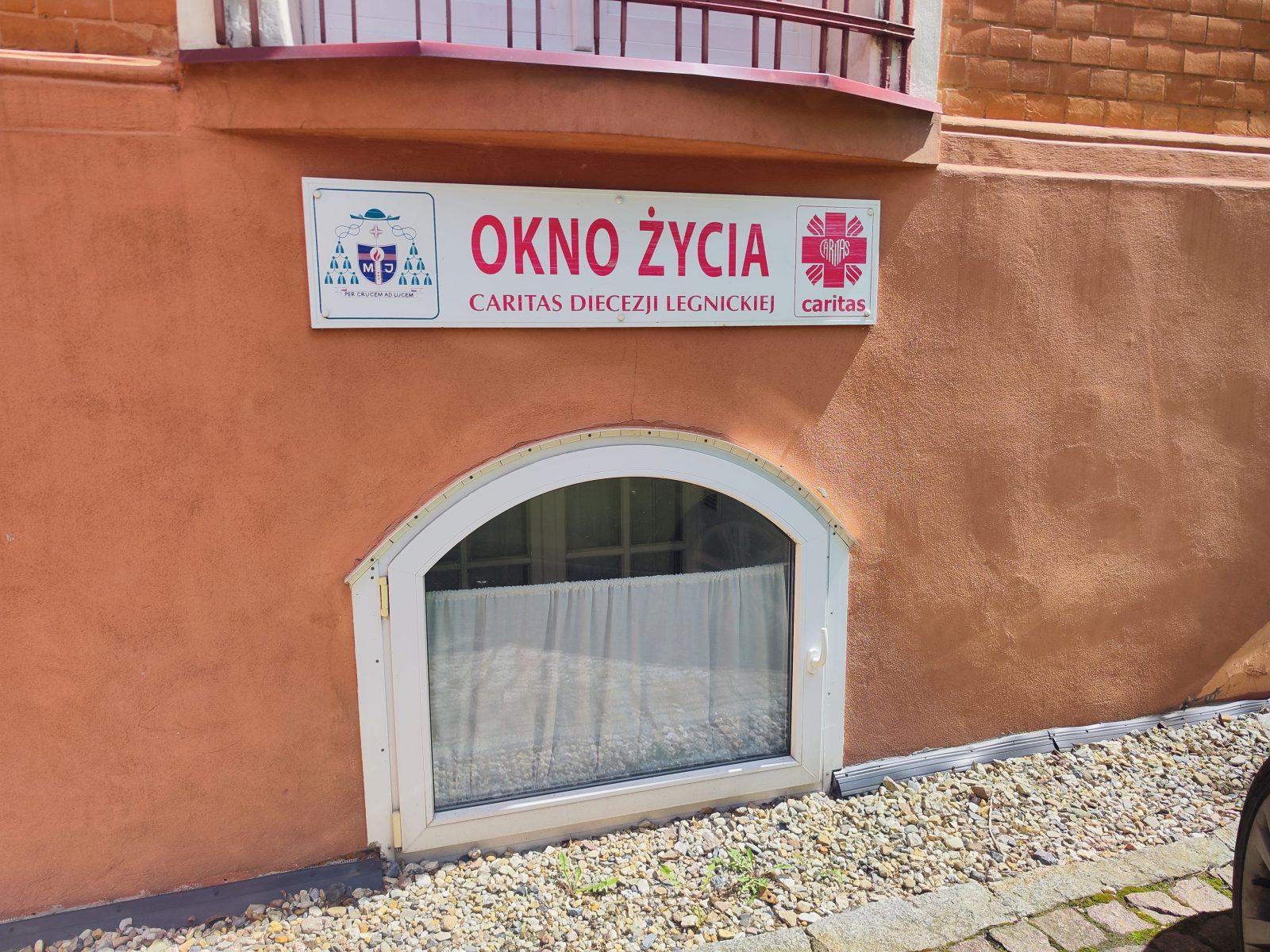 Patrzą przez okno i czekają. „Najbardziej boli, gdy nikt nie przychodzi” [REPORTAŻ]
