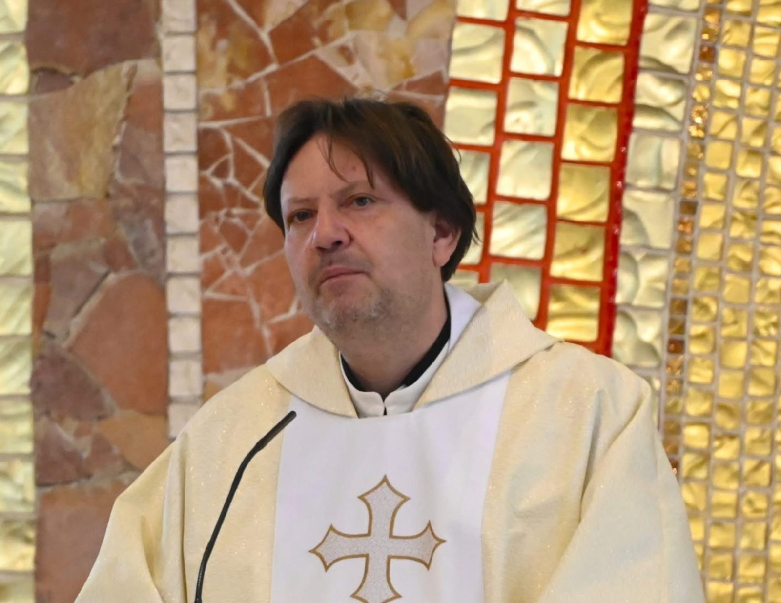 Proboszcz zmarł podczas mszy. Śmiertelnie użądliła go osa