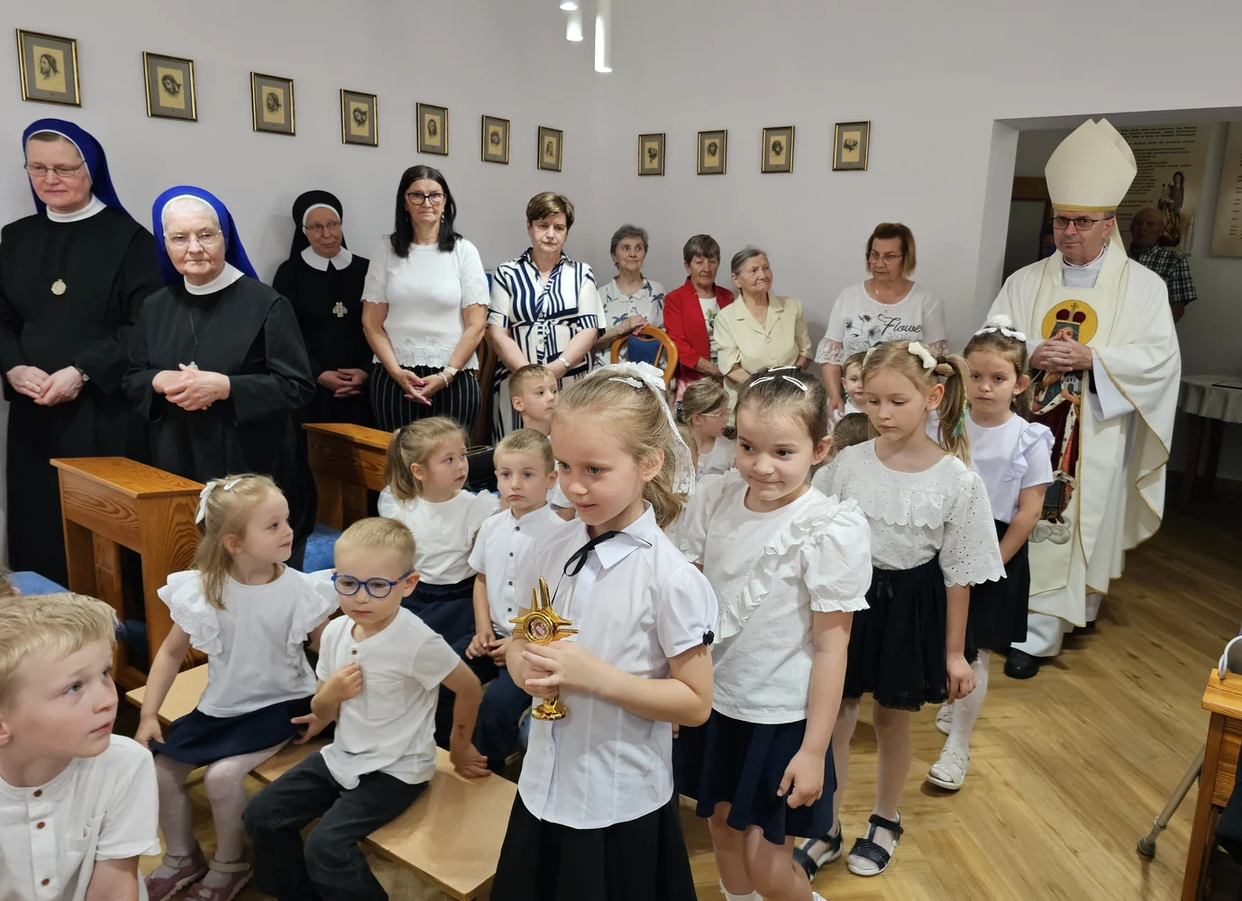 Wieruszów: wprowadzenie relikwii św. Jadwigi do odnowionej kaplicy Sióstr Jadwiżanek