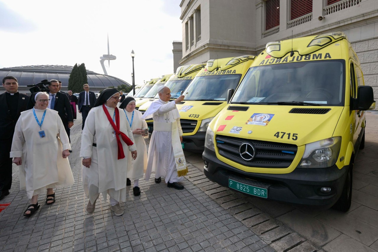 Papież pobłogosławił 31 karetek, które pojadą z Barcelony na Ukrainę