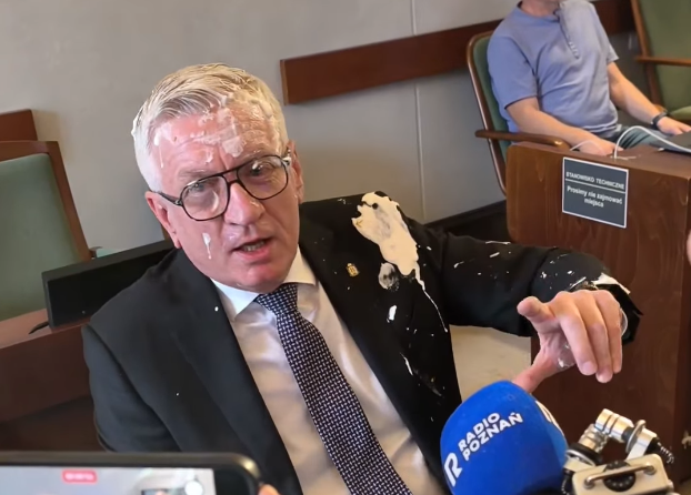Prezydent Poznania obrzucony ciastem i bitą śmietaną. Mieszkańcy nie wytrzymali [WIDEO]