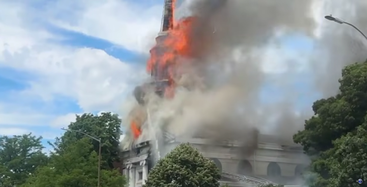 Nowy Jork: pożar strawił zabytkową świątynię na Brooklynie [+WIDEO]