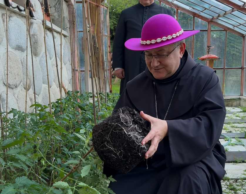 Biskup zebrał pieniądze dla chorego chłopca… sadząc pomidory 