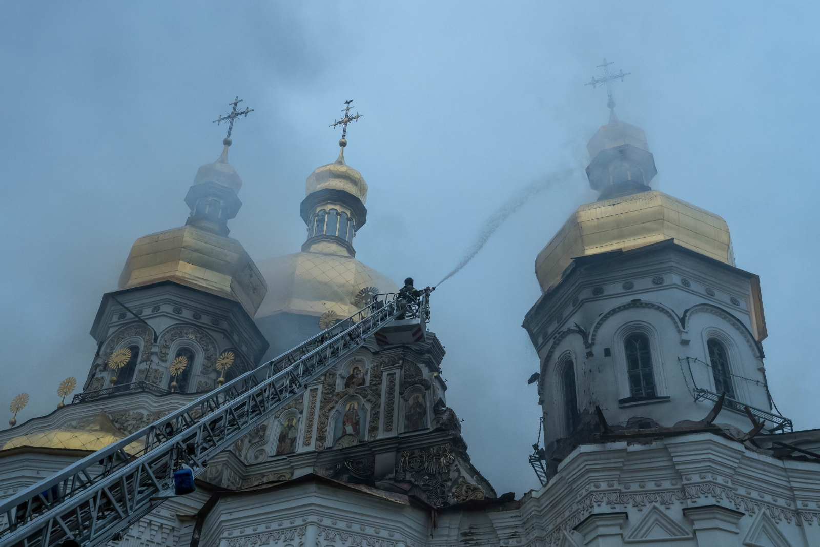 Rosja zaatakowała Ławrę Kijowsko-Peczerską: trwa usuwanie skutków ataku [+GALERIA]