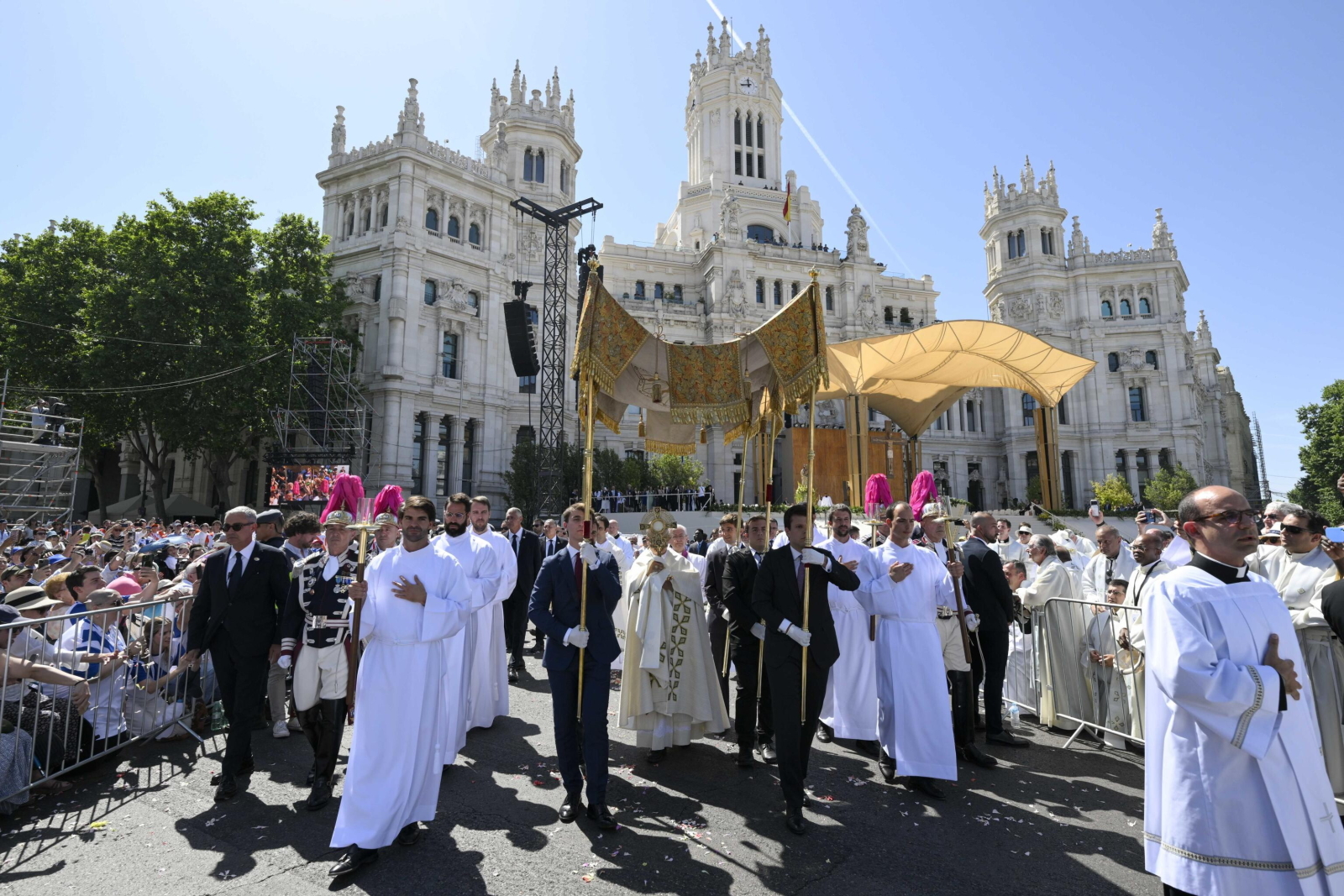 Przez Madryt przeszła uroczysta procesja, przewodniczył jej Leon XIV [GALERIA]