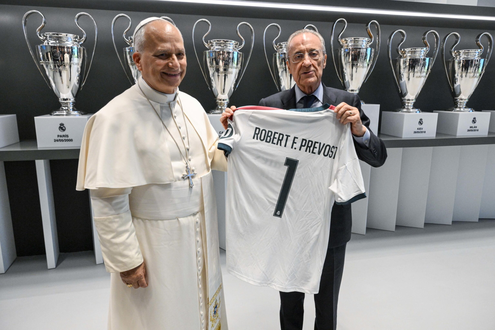 Prezes Realu Florentino Perez wręczył papieżowi koszulkę z jego imieniem