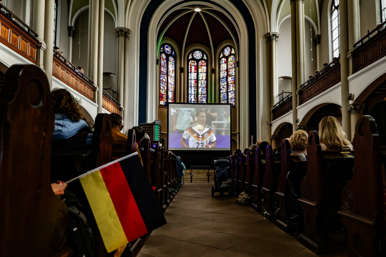 Transmisja meczu w kościele. Kontrowersyjne wydarzenie w Niemczech [+GALERIA]