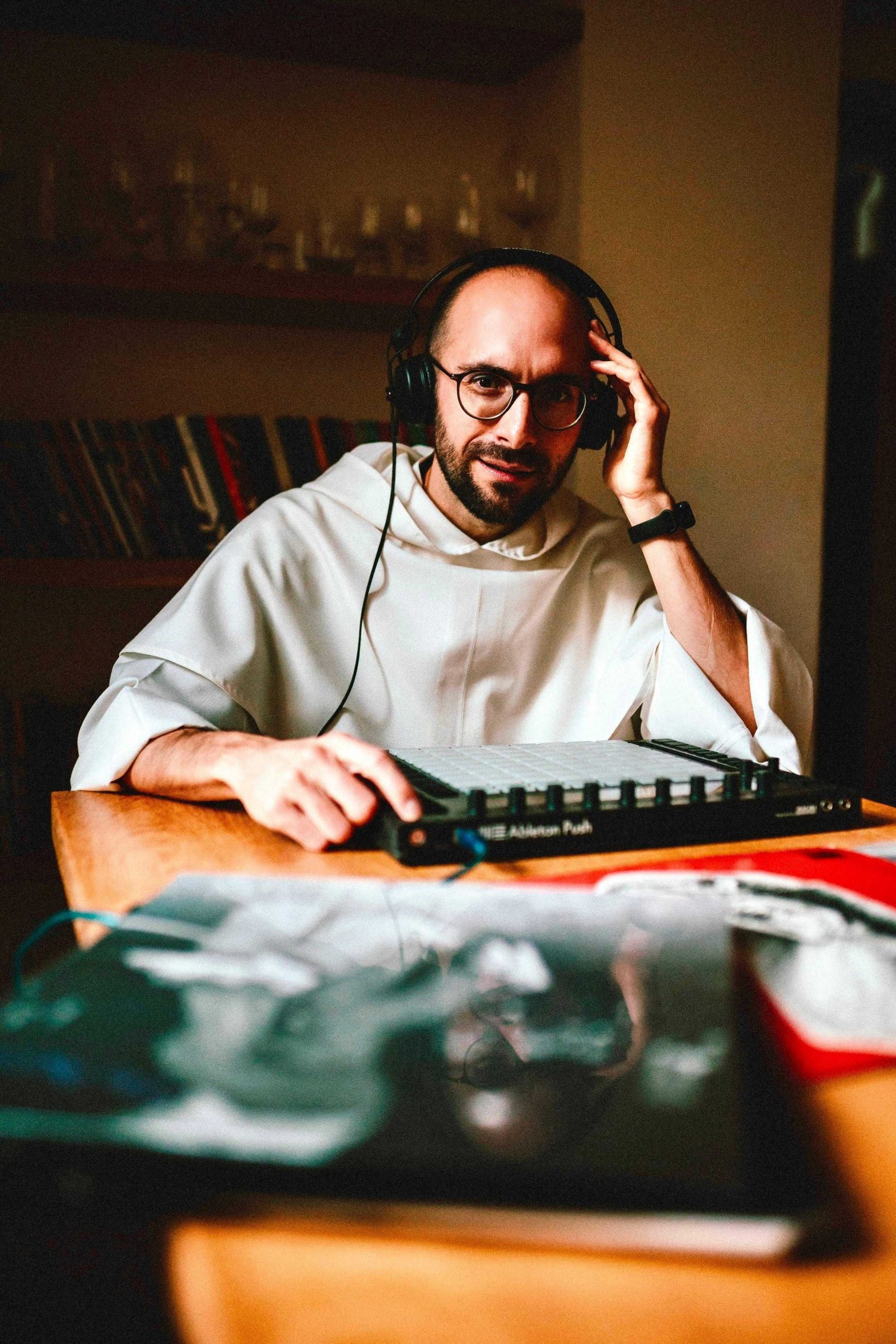 DJ w habicie? „Muzyka otwiera drzwi tam, gdzie Kościół nie zawsze dociera” [ROZMOWA]