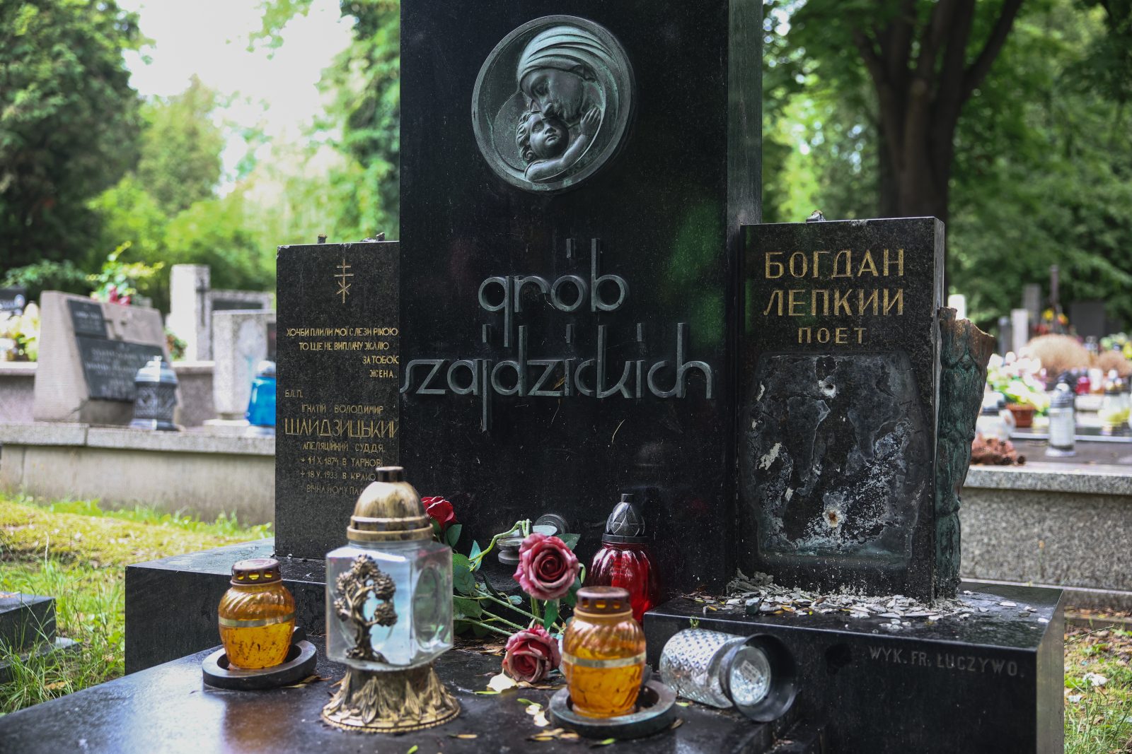 Kraków: nagrobek ukraińskiego pisarza wśród zniszczonych pomników na Cmentarzu Rakowickim