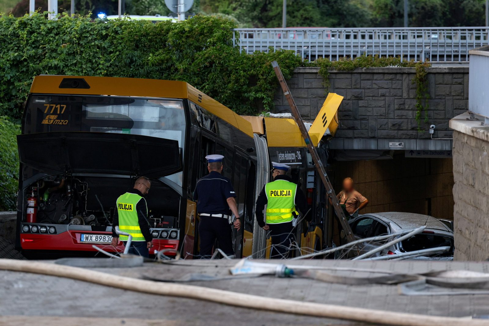 Warszawa: trzy osoby poszkodowane w wypadku z udziałem autobusu [+GALERIA]