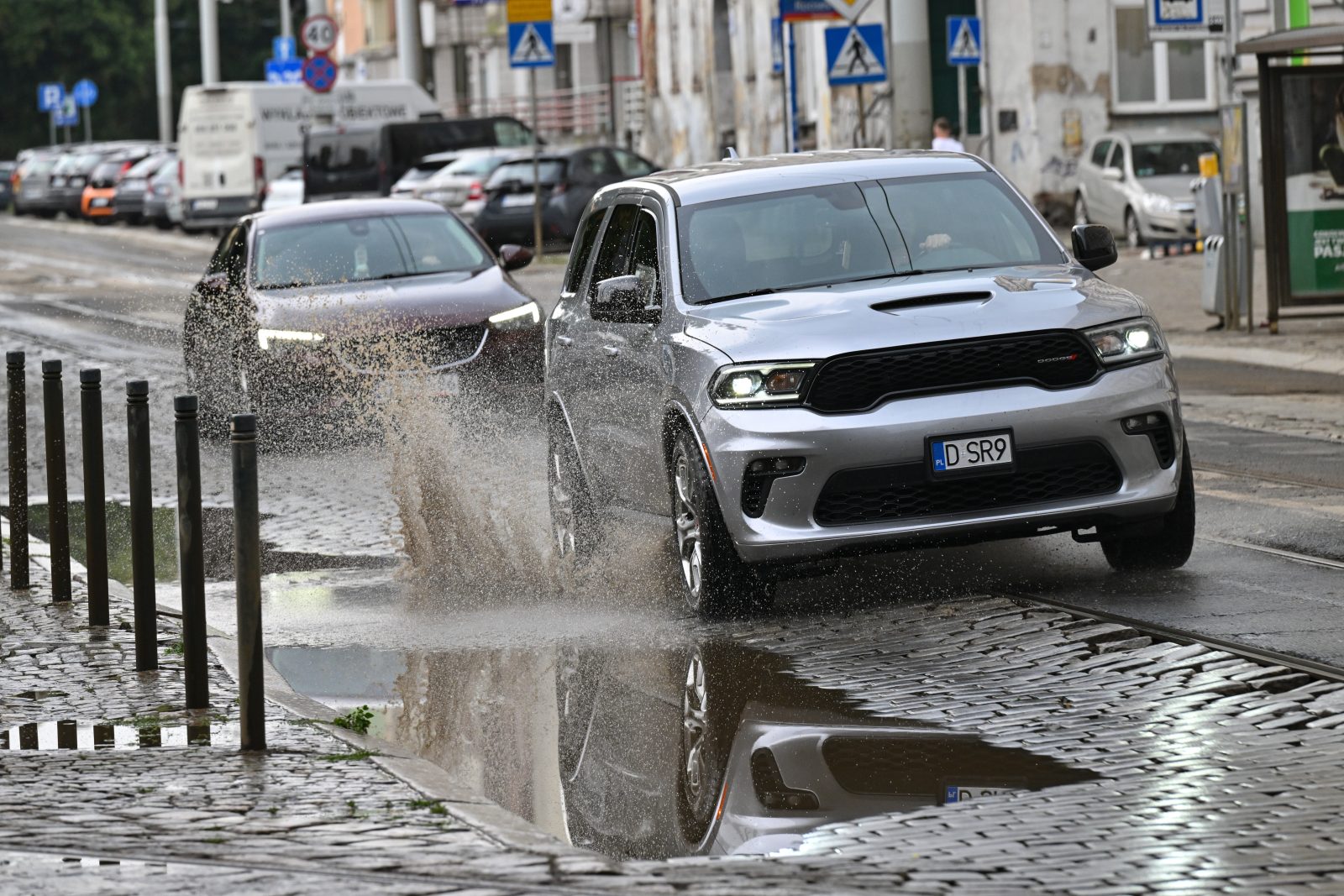 IMGW ostrzega przed silnym deszczem i burzami. W pięciu regionach alerty RCB