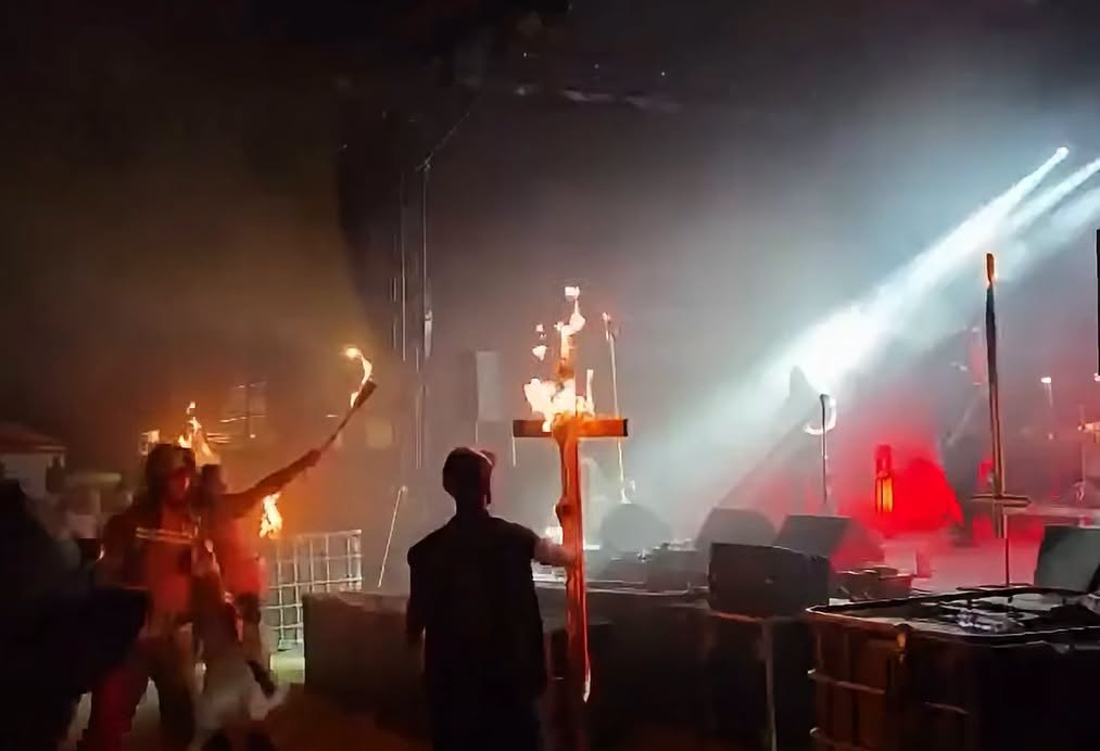 Podpalono krzyże podczas festiwalu. Sprawą zajęła się policja