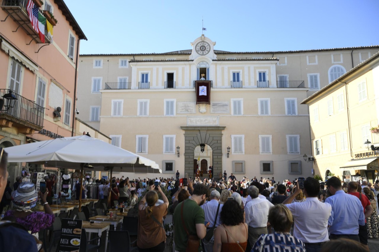 Leon XIV: dobry wieczór, Castel Gandolfo! [+GALERIA]