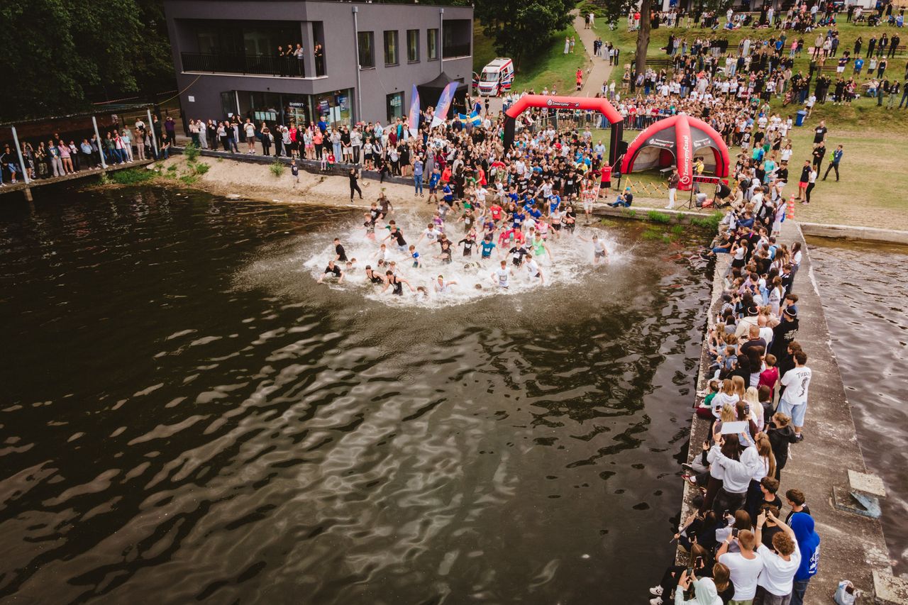 Zakonnice taplają się w błocie, w tle list papieża Leona. Co się dzieje na Festiwalu Życia? [+WIDEO] [+GALERIA]