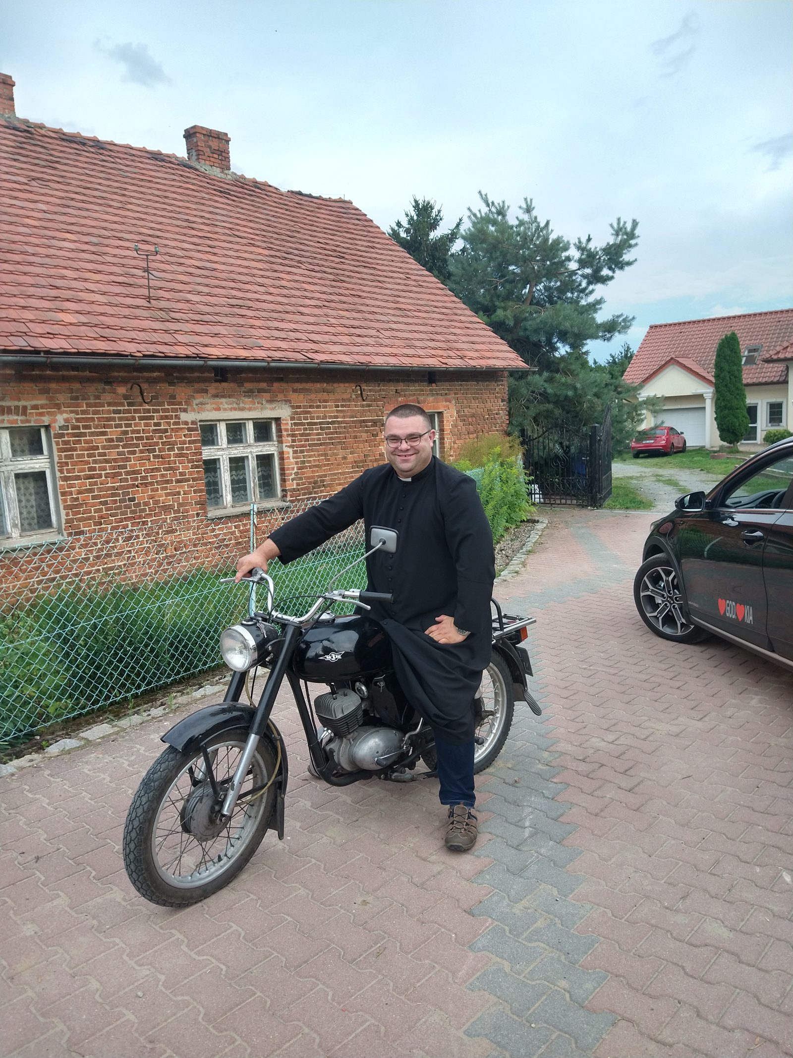 Ksiądz motocyklista: pokory nauczyłem się na dwóch kołach [ROZMOWA]