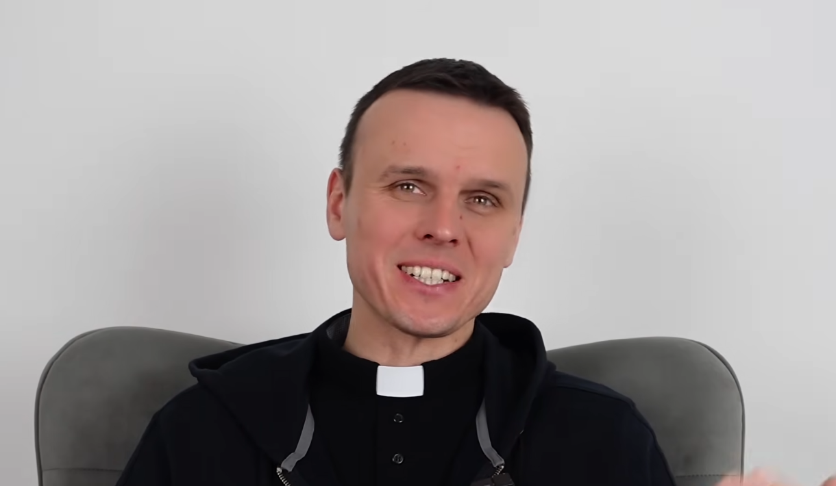 Ksiądz z osiedla będzie sprzątał toalety, by zarobić na ewangelizacyjną barkę