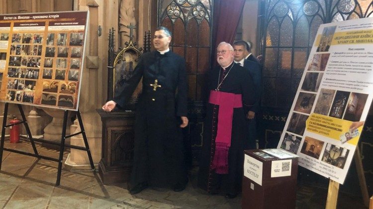 Abp Paul Gallagher odwiedził kościół św. Mikołaja w Kijowie i misjonarzy oblatów