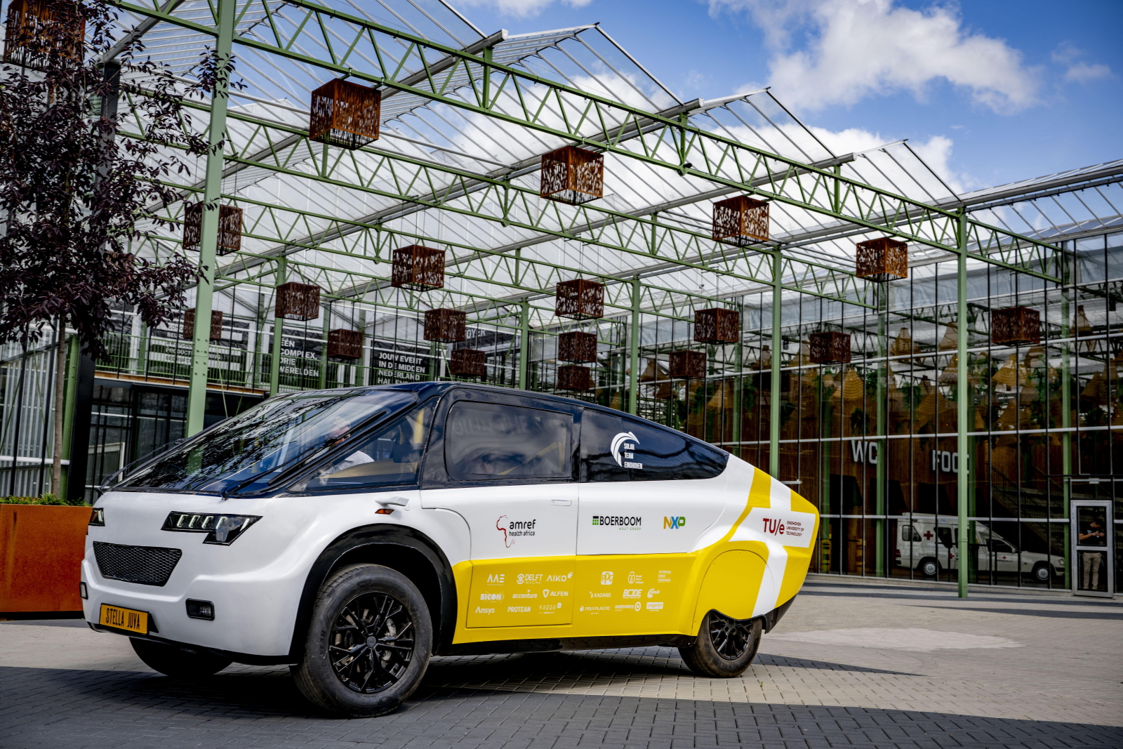 Holandia: studenci z Eindhoven zbudowali karetkę na energię słoneczną