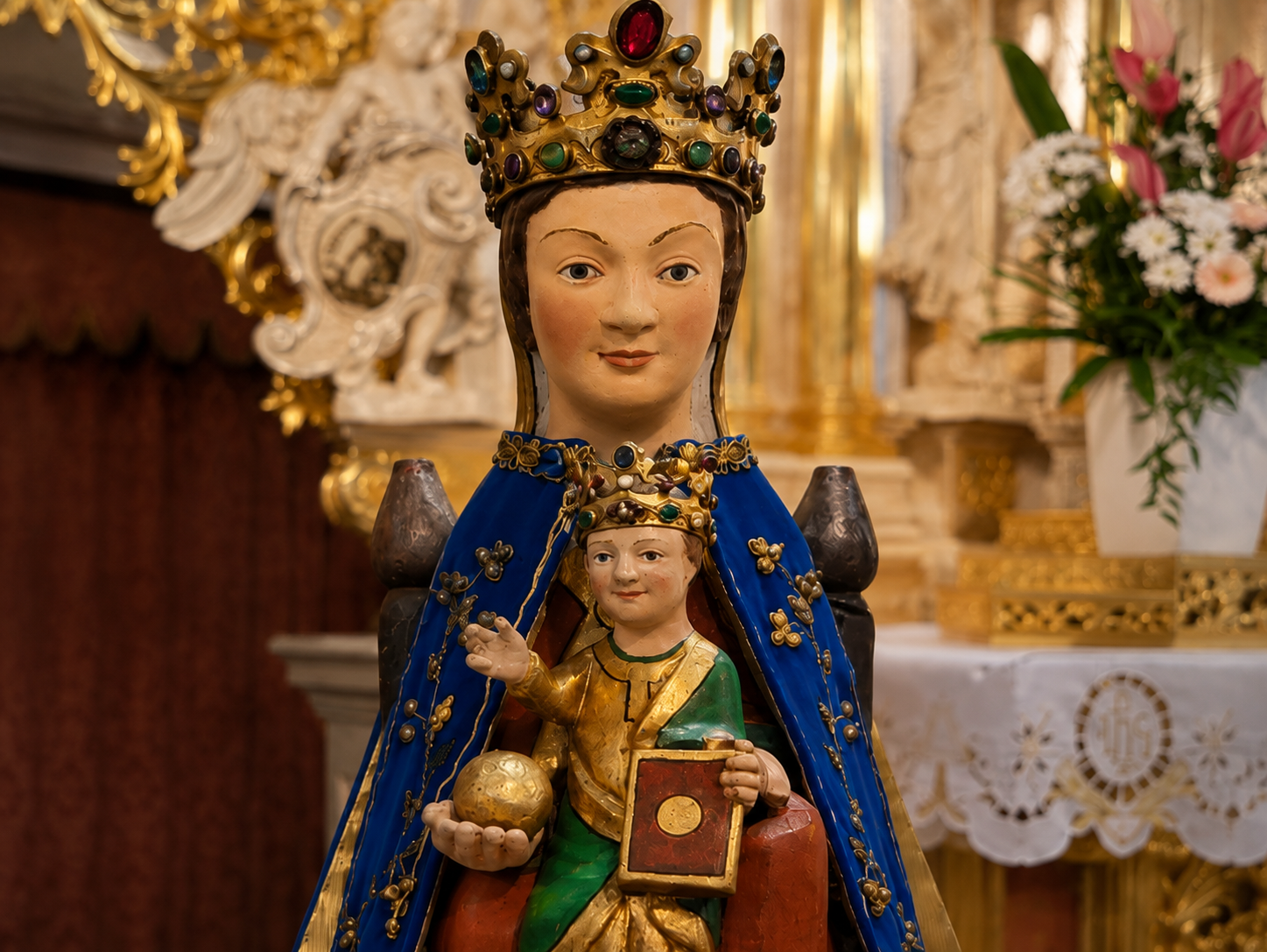 Najstarsza drewniana Madonna w Polsce ma zaledwie 43 centymetry wysokości, a ludzie pielgrzymują do niej od wieków