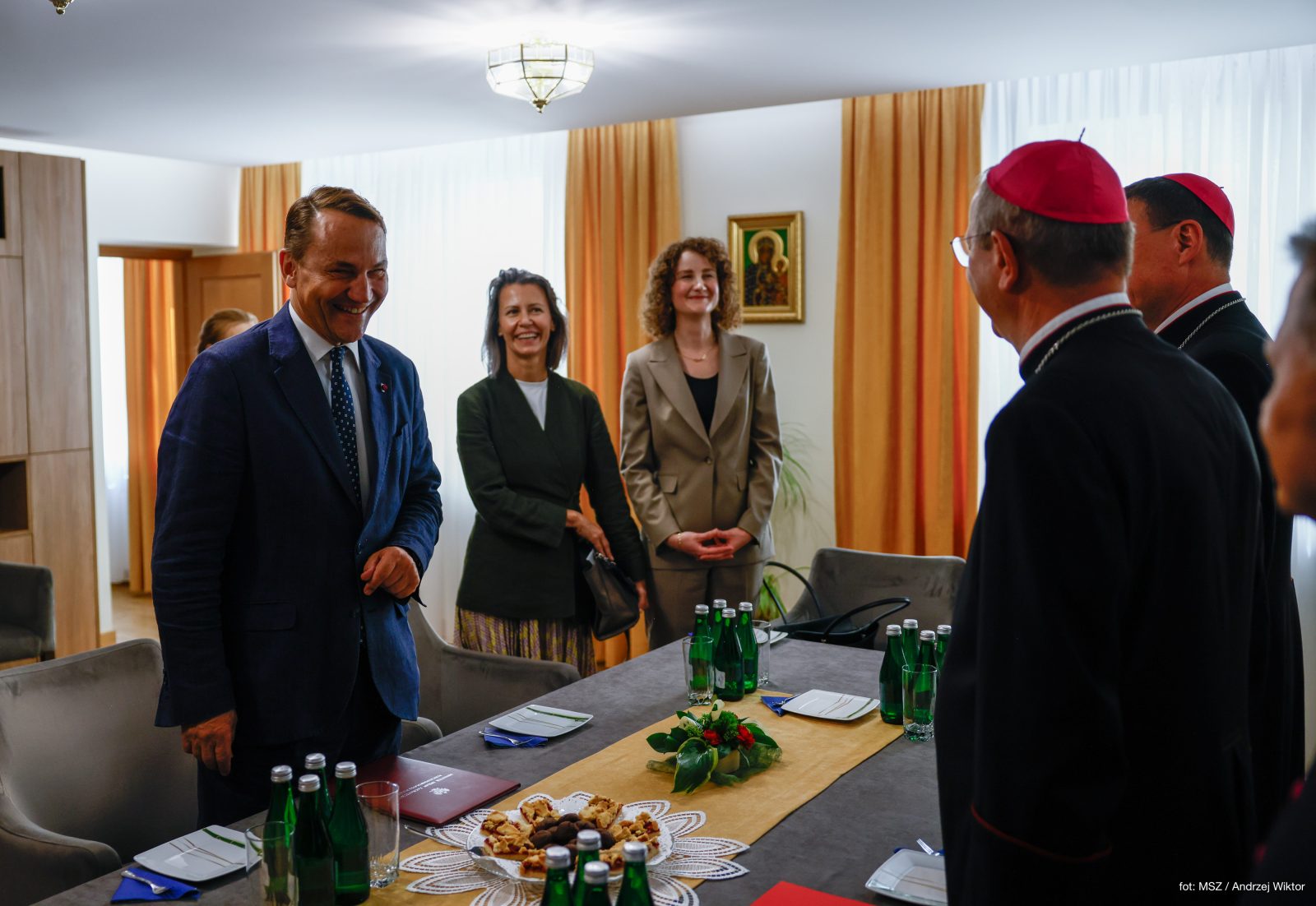 Minister Radosław Sikorski spotkał się z abp. Tadeuszem Wojdą. Rozmowa dotyczyła wizyty Leona XIV w Polsce