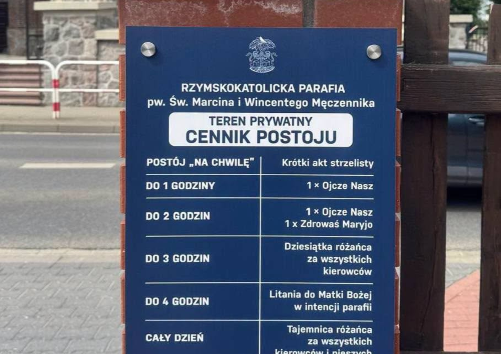 1 godzina to 1 „Ojcze nasz”. Parafia wprowadziła nietypowy „cennik” za korzystanie z parkingu