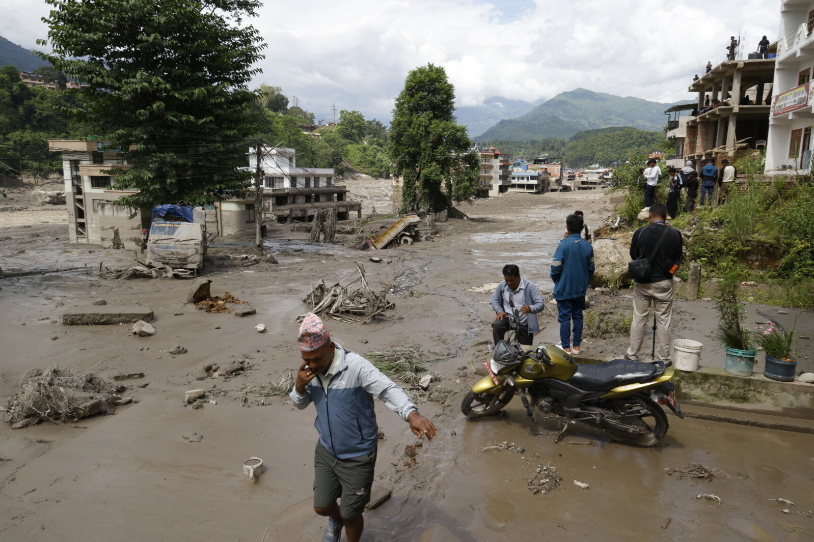 Nepal: setki zagranicznych turystów wśród zaginionych wskutek powodzi. 22 osoby nie żyją