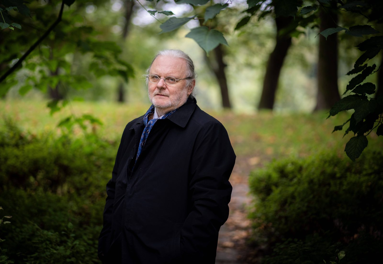 Bóg słabości i milcząca mowa Jona Fossego