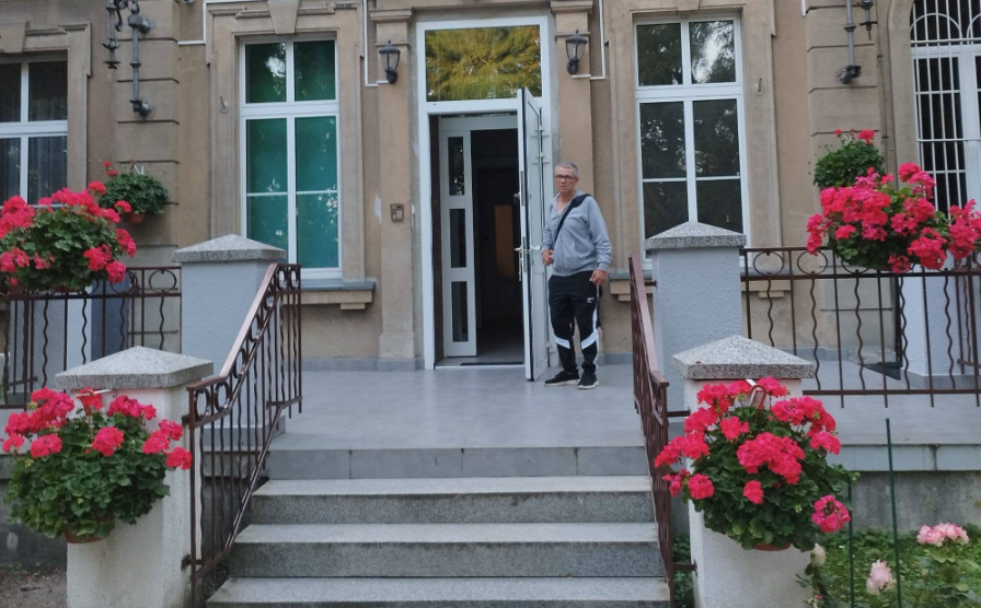 Bezdomny uratował życie. Skoczył do wody na pomoc tonącemu mężczyźnie