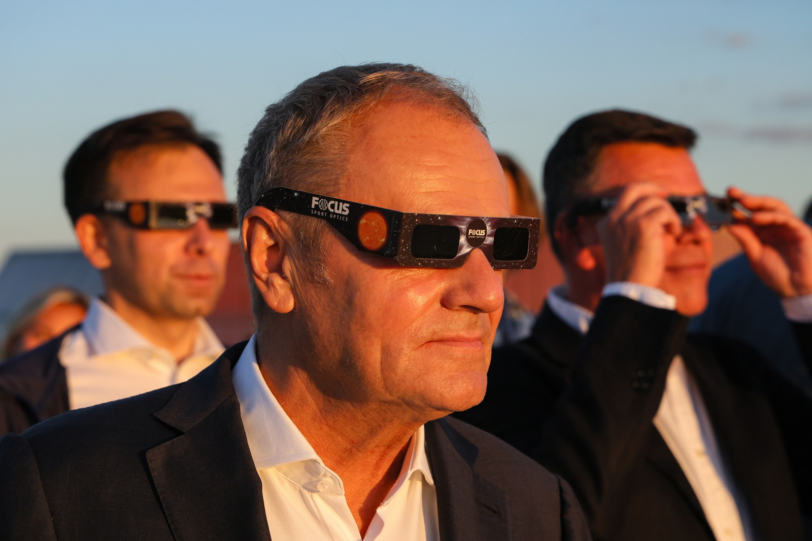 Warszawa, 12.08.2026. Premier Donald Tusk (2L) ogl¹da czêciowe zaæmienie s³oñca w Centrum Nauki Kopernik w Warszawie, 12 bm. Zaæmienie ca³kowite bêdzie mo¿na ogl¹daæ z Hiszpanii i Islandii. Maksymalna faza w Polsce wyniesie 88 proc. w Dolinie K³odzkiej, a na Mazurach bêdzie to maksymalnie 85 proc. (ad) PAP/Paweł Supernak