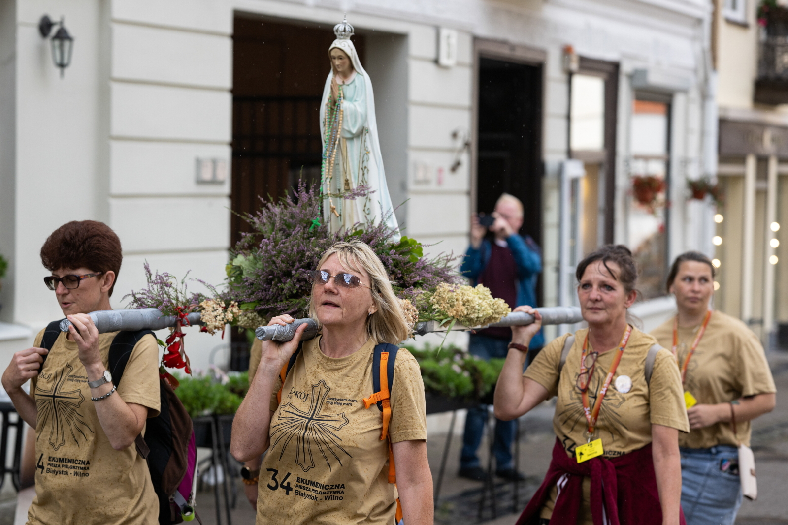 Uczestnicy 34. Ekumenicznej Pieszej Pielgrzymki z Białegostoku stanęło przed obrazem Matki Bożej Miłosierdzia w Wil …