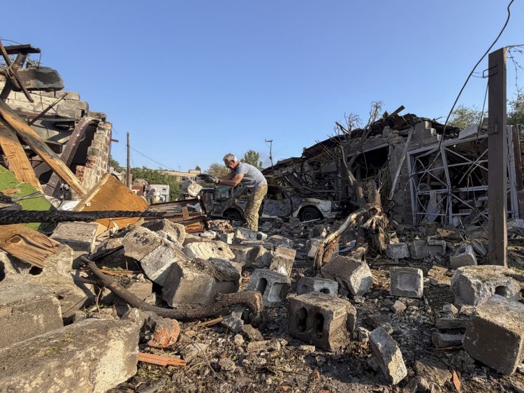 Ukraiński biskup: bombardowanie huty w Zaporożu pogłębia dramat tysięcy mieszkańców