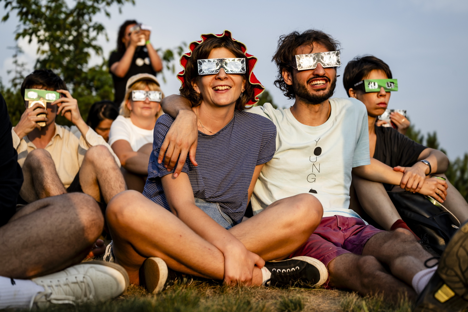 epa13164324 People watch through protective glasses as the Moon obscures the Sun during a partial solar eclipse in Cardada, above Locarno, Switzerland, 12 August 2026. A total solar eclipse will sweep across parts of Europe and the North Atlantic on 12 August, with the path of totality moving through Greenland, Iceland, Spain, and a small section of northeastern Portugal, while surrounding areas across Europe experience a partial solar eclipse, according to the European Space Agency (ESA). EPA/JEAN-CHRISTOPHE BOTT Dostawca: PAP/EPA.